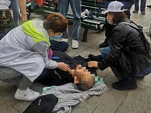 哈尔滨江畔男子晕倒，路遇一帮徒步的护士，还带了急救包……