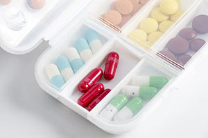 科学存放药品，需要管好家庭小药箱。